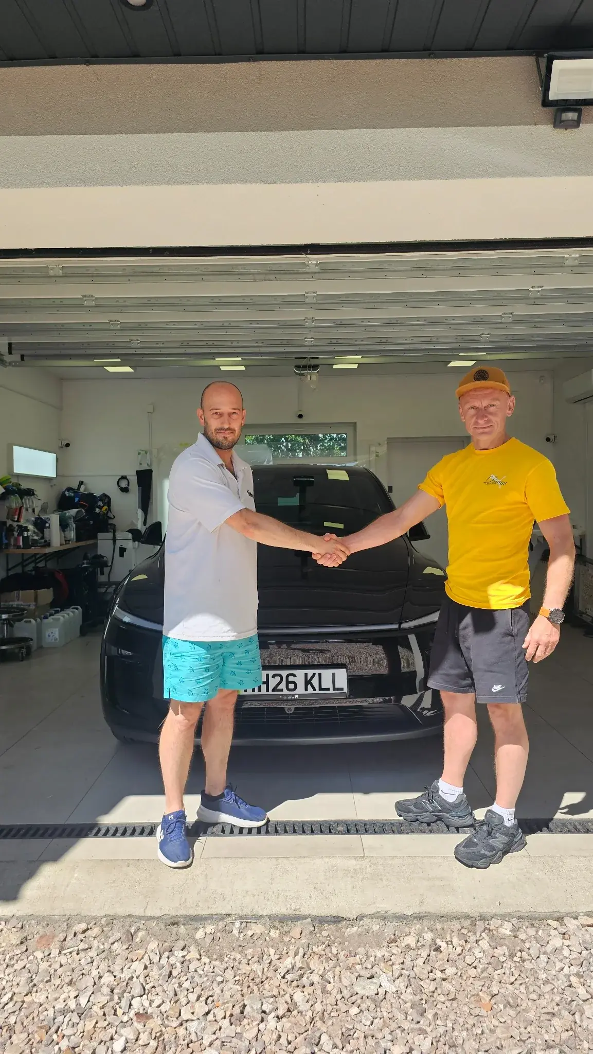Grzegorz przy czarnej Tesla Model Y po zabezpieczeniu PPF